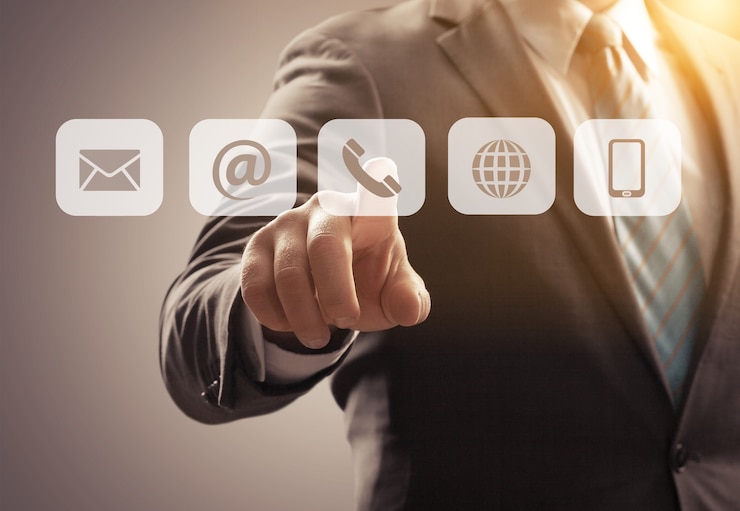 Photo businessman pressing phone button
