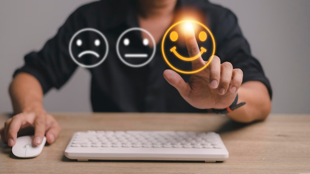 Foto imprenditore premendo emoticon faccina sorridente sul touch screen virtuale. concetto di valutazione del servizio clienti.