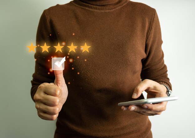 Photo businessman rate satisfaction 5 stars by smartphone