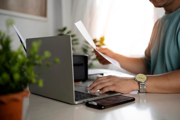 Photo businessman reading documents working with documents