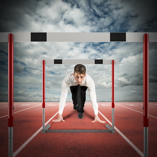 Photo businessman ready to race looks an obstacles on the road