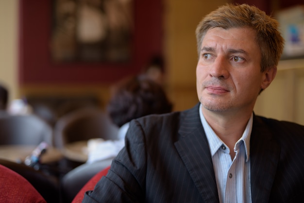 Photo businessman relaxing at the coffee shop