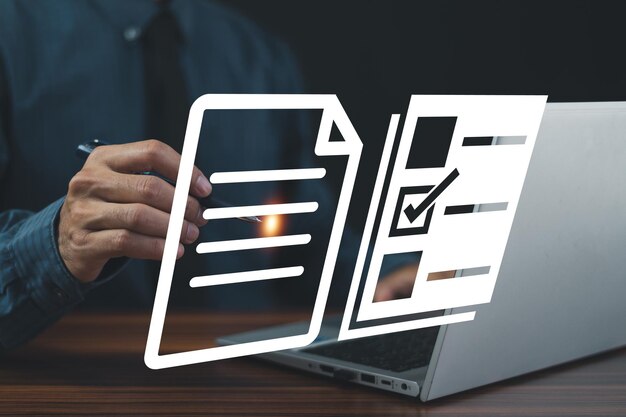 ビジネスマンは、仮想オンライン ドキュメントと書類を使用して手順を確認します。
