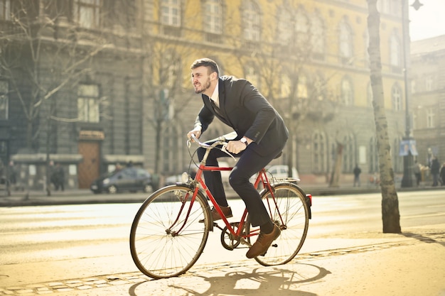 自転車に乗る実業家