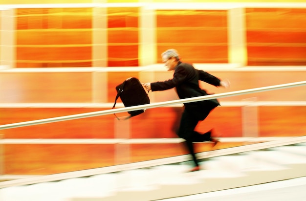 Photo businessman running on steps