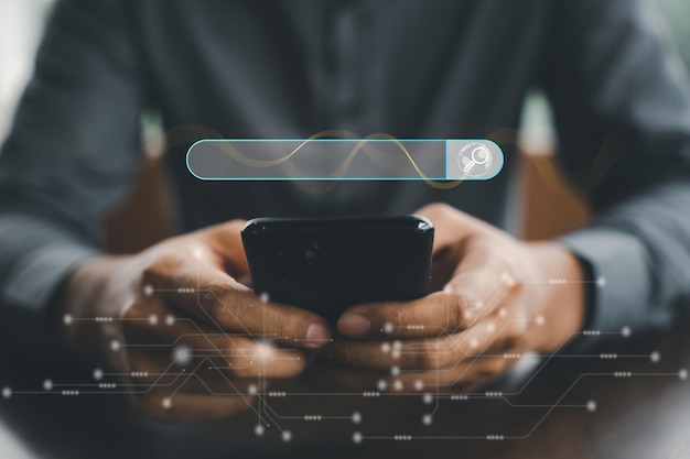 SEO ツールを使用してオンライン コンテンツを宣伝するスマートフォン画面上のビジネスマンの指