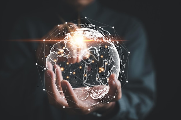 Рука бизнесмена держит глобус, иллюстрирующий бесперебойную связь и поток данных по глобальной сети.