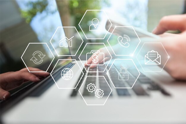 Photo businessman's hands working on laptop