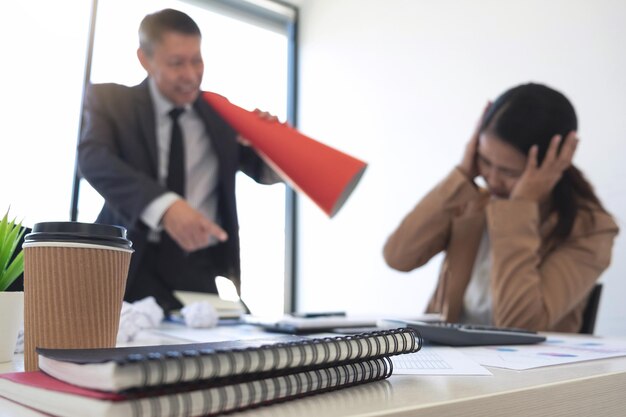 Photo businessman screaming at colleague in office