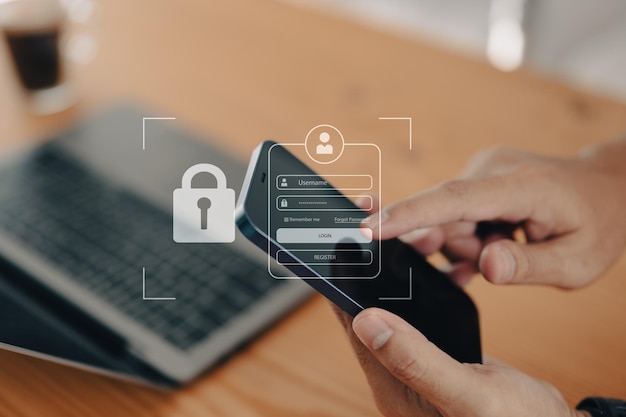 Бизнесмен защищает свою учетную запись на мобильном телефоне, защищая от взлома, фишинга и онлайн-угроз безопасности, защищая смартфоны и сохраняя бдительность в отношении онлайн-мошенничества.