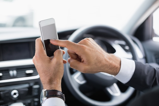 Photo businessman sending a text message