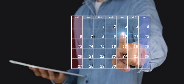 Бизнесмен устанавливает повестку дня в календаре как концепцию планирования встреч