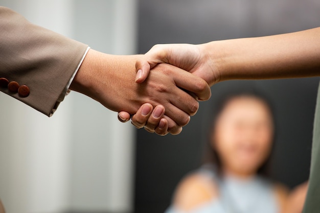 L'uomo d'affari stringe la mano al suo partner per affari insieme nella sala riunioni. squadra dell'unione per la società di cooperazione di accordo.