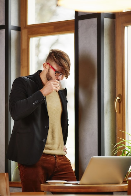 Foto uomo d'affari in camicia, bere caffè nella caffetteria