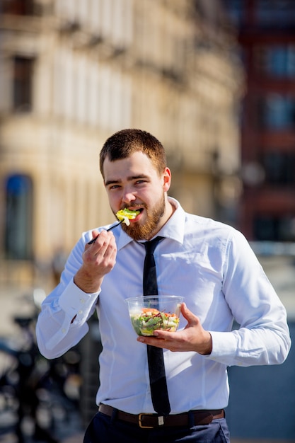 Uomo d'affari in camicia e cravatta con pranzo al sacco