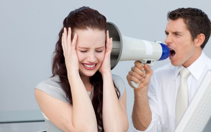 Photo businessman shouting through a megaphone at his colleague