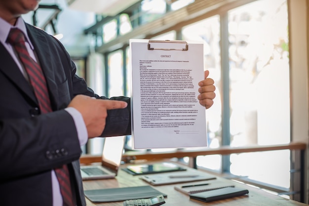 Photo businessman showing business contract