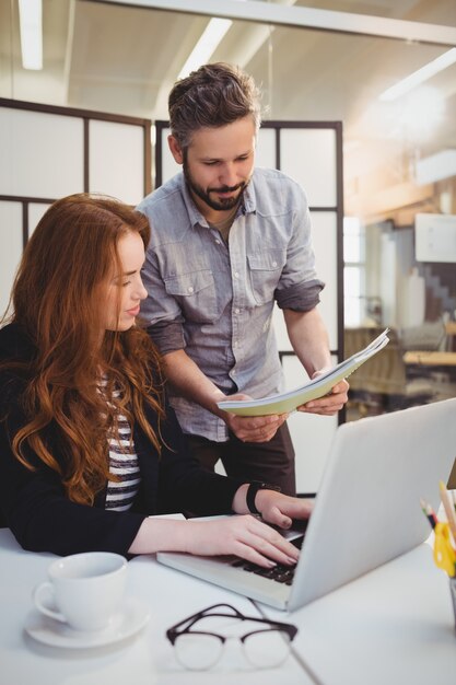 Photo businessman showing document to female colleague