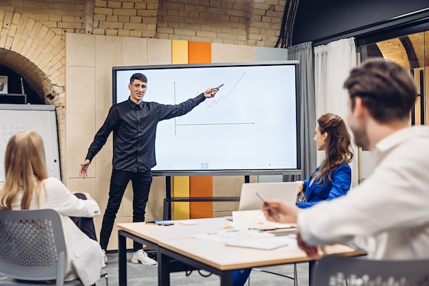 Photo businessman showing growth graph to colleagues