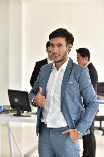 Photo businessman showing thumbs up