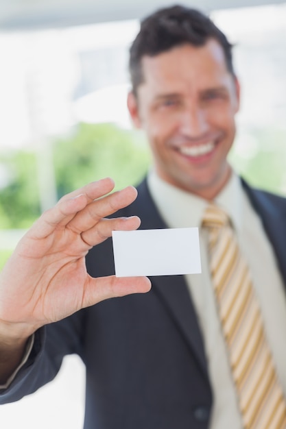 Photo businessman showing a white business card