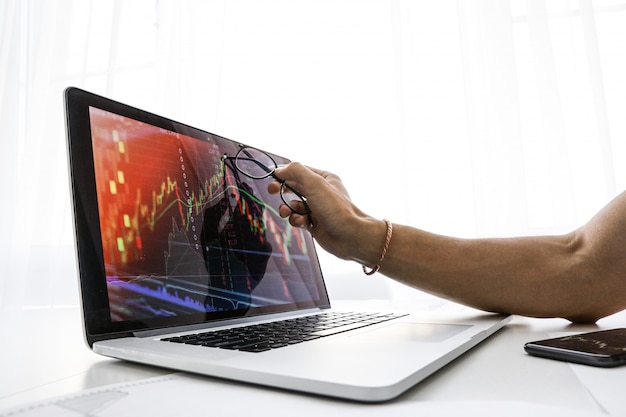 Photo businessman shows the screen on laptop the graph of growth