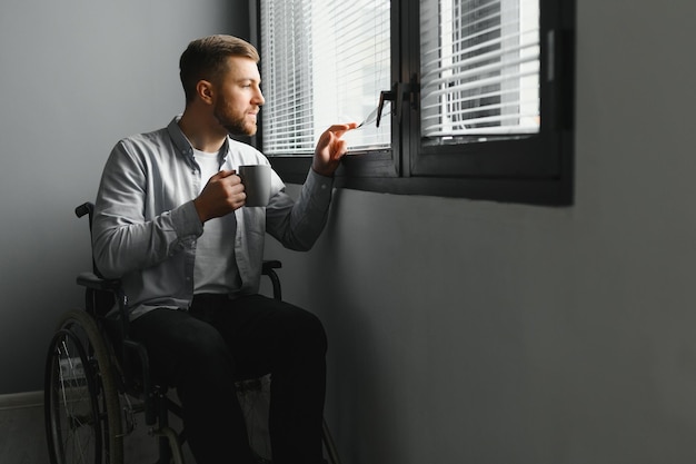 写真 病院で車椅子に座っているビジネスマン病院で悲しい障害者