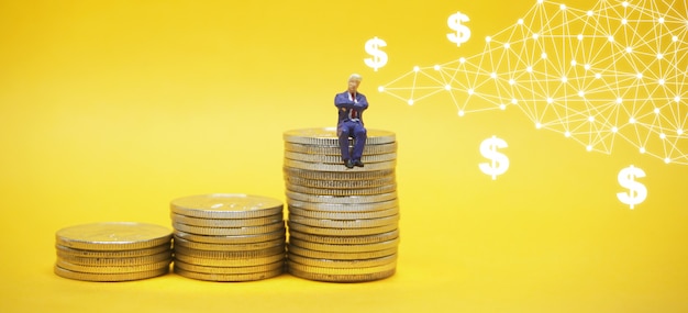 Photo businessman sitting on a pile of coins