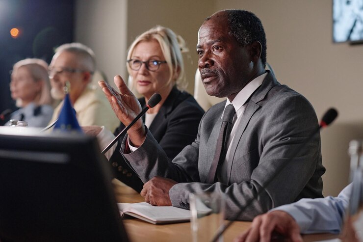 Photo businessman speaking his speech in microphone