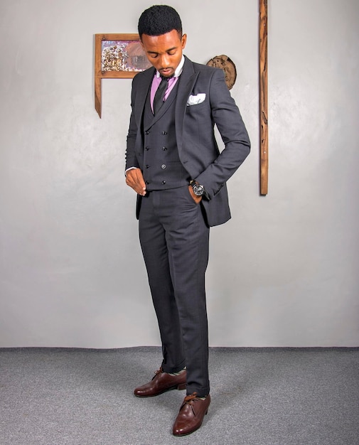 Photo businessman standing on floor in office