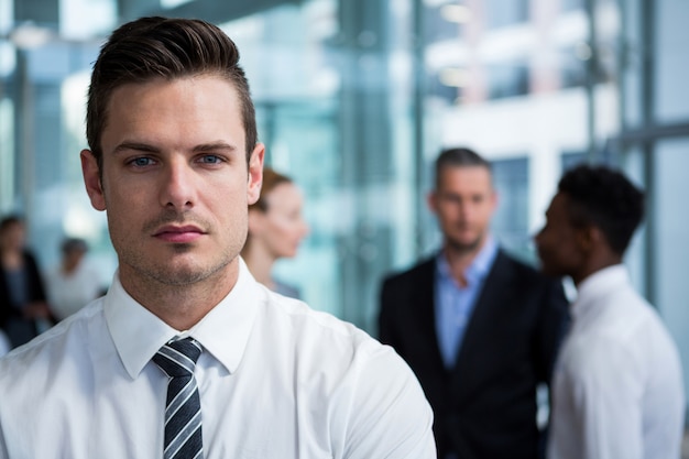 Photo businessman standing at office building