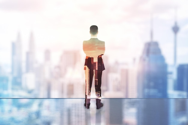 Бизнесмен стоит и думает с панорамой города на заднем плане решение и концепция предпринимательства Двойная экспозиция