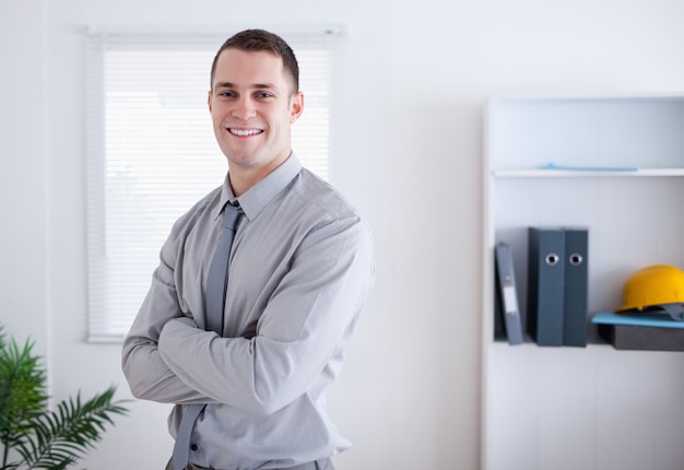 Photo businessman standing with his arms folded