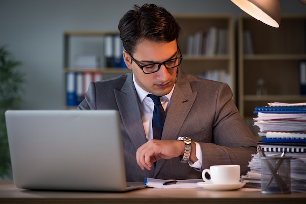 Photo businessman staying in the office for long hours