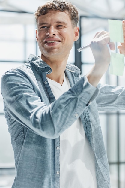 Foto note adesive per uomo d'affari e programma di lavoro per la pianificazione del progetto