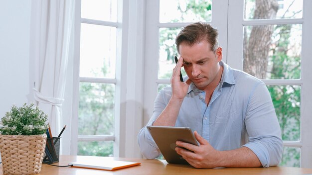 Photo businessman struggle to solve work problem from home synchronos