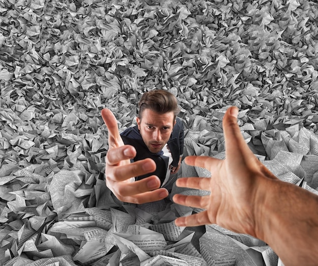 Foto l'uomo d'affari sommerso da troppo lavoro ha bisogno di aiuto concetto di superlavoro