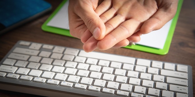 Photo businessman suffering from hand pain in office