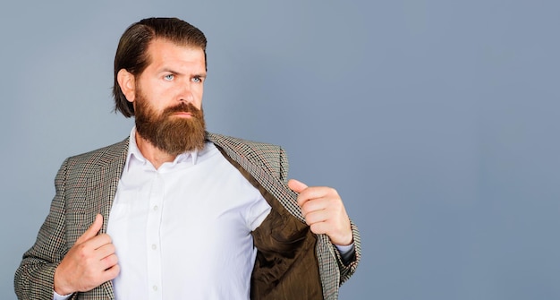 スーツのビジネスマンエレガントなビジネスマンスタイリッシュなハンサムなひげを生やした男性のコピースペース広告