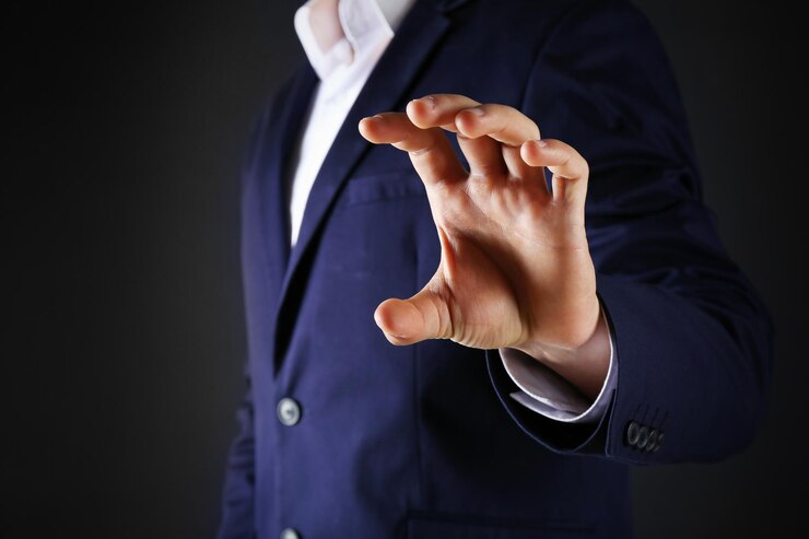 Photo businessman in suit introduce something on dark background