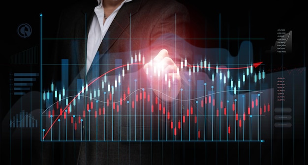 スーツを着たビジネスマンがホログラフィックグラフの前に立ち、数字が伸びているビジネスの成長高収入証券取引所での取引