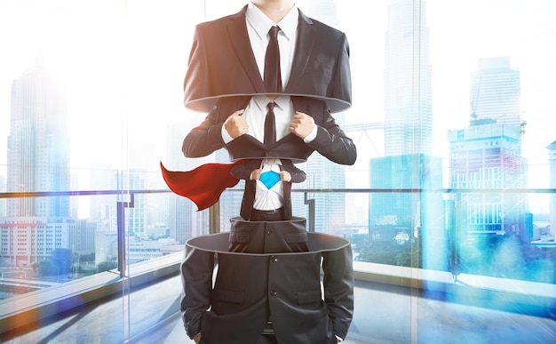 Бизнесмен в костюме превращается в супергероя от слоя к слою тяжелой работы и концепции успешного бизнесмена