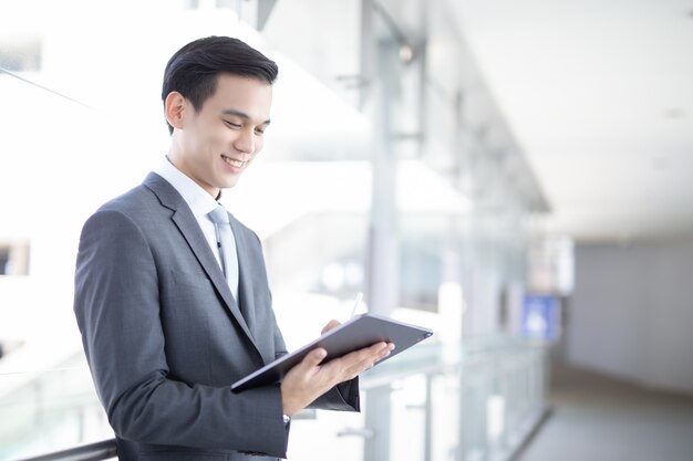 Photo businessman in suit using a tablet
