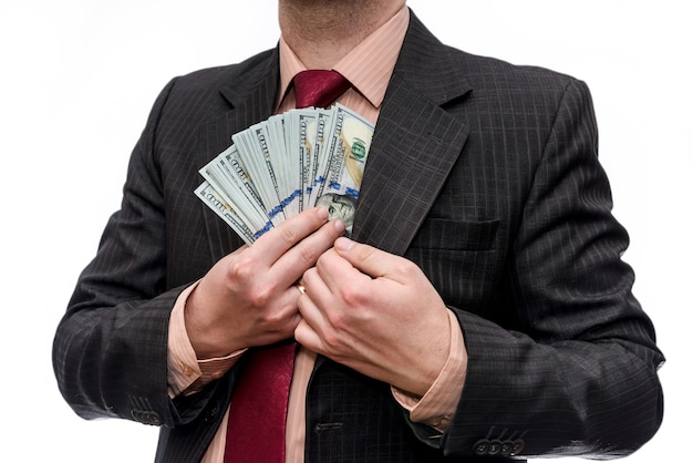 Бизнесмен в костюме с долларовыми банкнотами, изолированными на белой стене