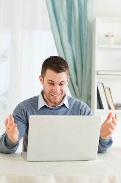 Бизнесмен удивлен своим ноутбуком в своей домашней квартире