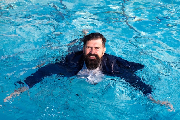 Foto uomo d'affari che nuota in tuta in piscina uomo divertente e pazzo in piscina uomo d'affari che si diverte...