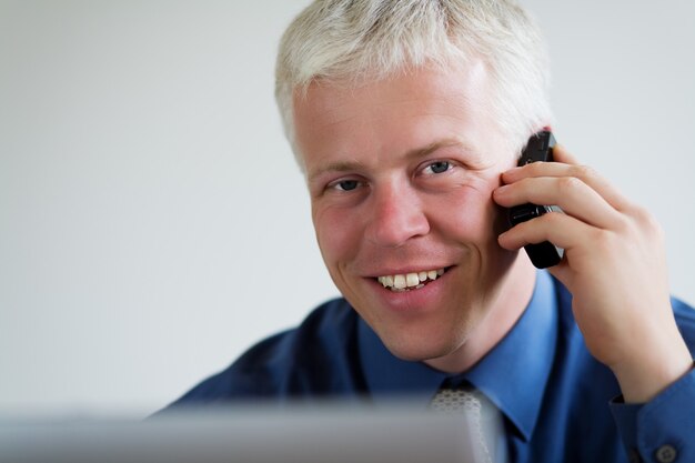 Uomo d'affari parlando per telefono