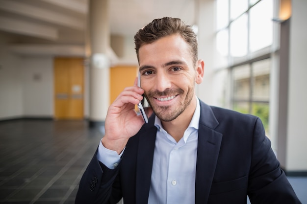 Uomo d'affari che parla sul telefono cellulare