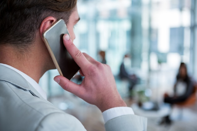 Photo businessman talking on mobile phone