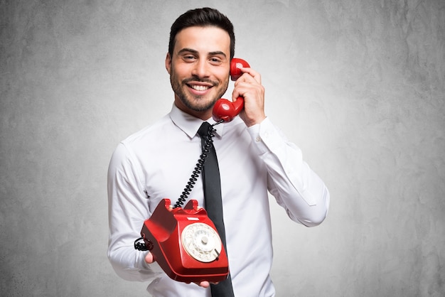 Photo businessman talking on the phone. gray concrete background